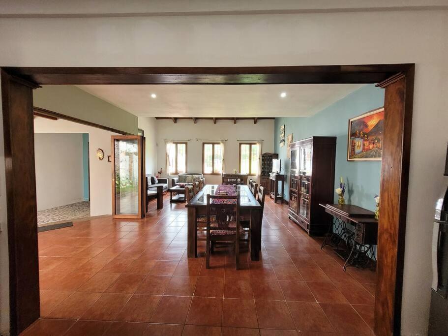 Amplia Casa Antigua Guatemala Con Pergola Y Jardin Villa Kültér fotó